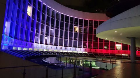 La sede del Senado de la República hizo lo mismo en muestra de apoyo.