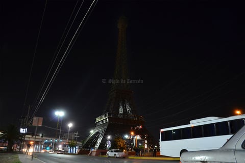En Gómez Palacio, la réplica de la Torre Eiffel se apagó en solidaridad por los atentados.