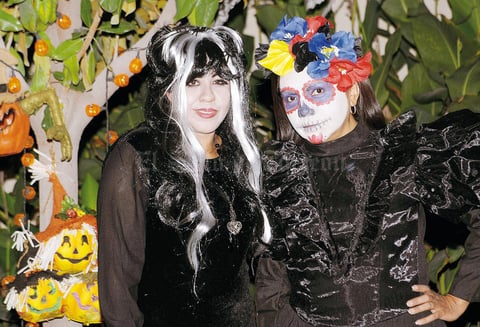 14112015 FIESTA DE DISFRACES.  Rocío y Cristina.