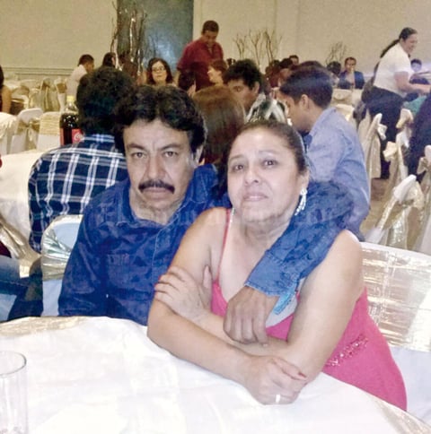 15112015 Eduardo Martínez y su esposa, Alejandra Castañeda.