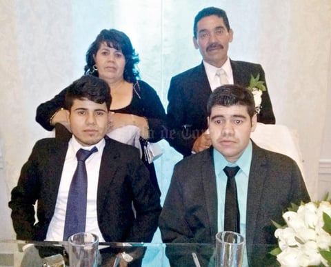 15112015 Antonia y su esposo, Gerardo, con sus hijos, Tony y Gerardo.