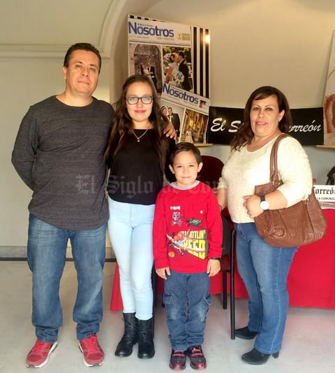17112015 Ernesto Hernández  y Luz Verónica Silva con sus hijos Ana Verónica y Luis Ernesto Hernández Silva.