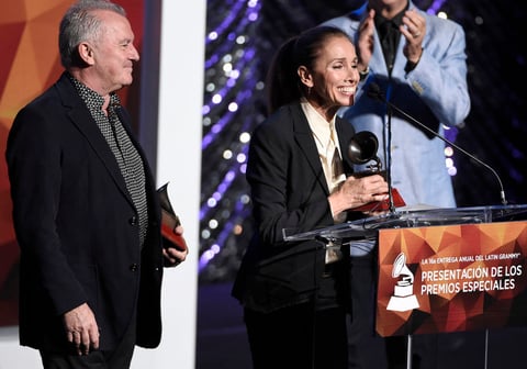 En otro evento en el MGM Grand, se celebraron los premios a la Excelencia Musical, un evento íntimo organizado por la Academia Latina de la Grabación que llenó de emoción y sincero agradecimiento a artistas como Ana Belén y Víctor Manuel, Pablo Milanés o Ángela Carrasco.