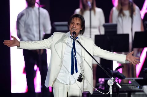 “Este ha sido un momento muy especial e inolvidable que jamás voy a olvidar. Ha sido una noche inolvidable y para toda la vida”, puntualizó para interpretar el tema de Emociones y con ello terminar el concierto.