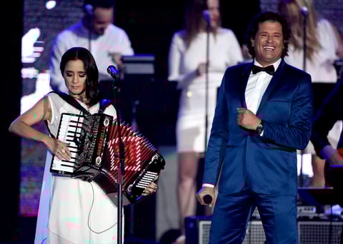 Carlos Vives y Julieta Venegas aparecicieron con El progreso.
