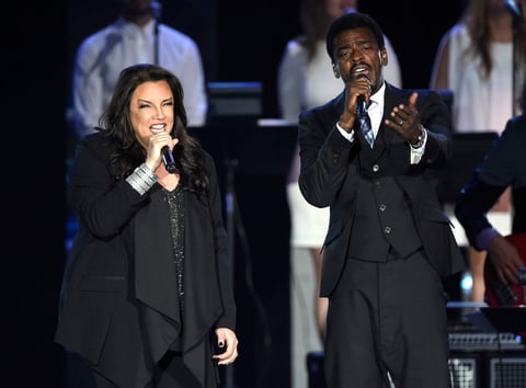 Las estrellas brasileñas Ana Carolina y Seu George cantaron La distancia.