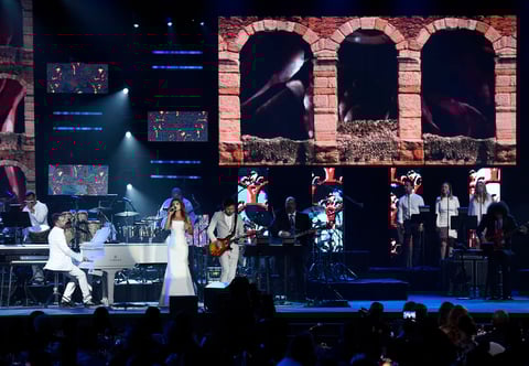 Paula Fernandes y Camila aparecieron con una versión más que romántica de Propuesta y no se diga otra de Julieta Venegas, con su acordeón, y Carlos Vives con El progreso.