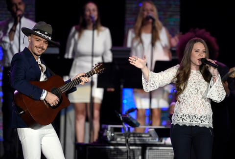 Los hermanos Jesse & Joy interpretaron La Montaña.