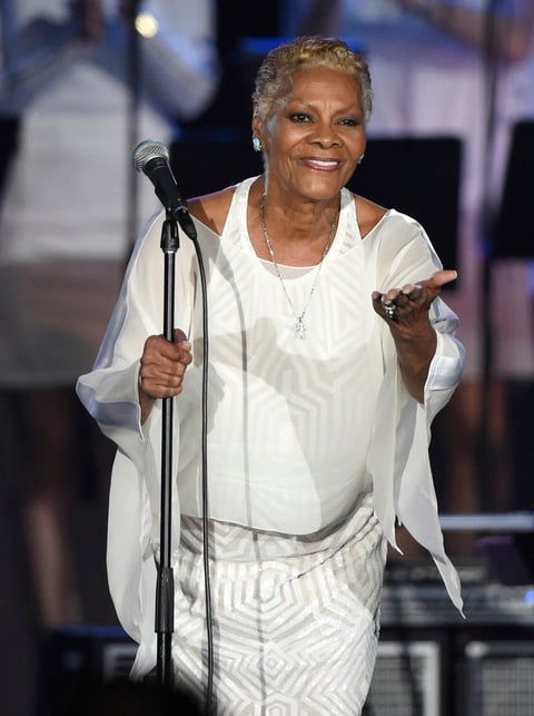 Dionne Warwick, quien fue prima de Whitney Houston, reconocida por ser una de las mejores intérpretes del soul y pop en inglés, también participó.