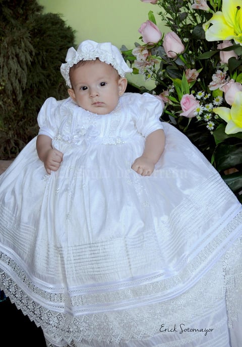 21112015 La pequeña Elisa Riquelme Dovalina fue presentada ante Dios y recibió las aguas bautismales el pasado 14 de noviembre de 2015 en punto de las 12:00 hrs. Sus padres son: Lic. Enrique Riquelme Díaz y Lic. Laura Angélica Dovalina Díaz.- Erick Sotomayor Fotografía