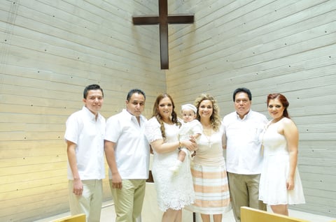 Acompañado de sus papás, Ileana Márquez y Francisco Morales, sus abuelos, Gerardo Márquez Guevara y Rosy de Márquez,y sus padrinos, Gerardo y Alejandra Márquez Martínez
