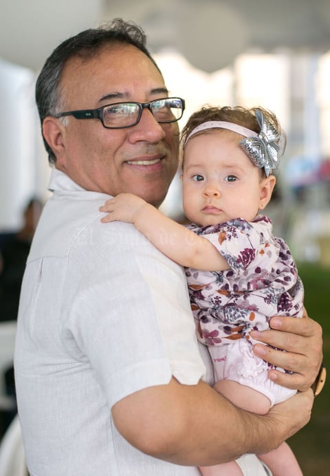 Salvador Alonso con su nieta María José