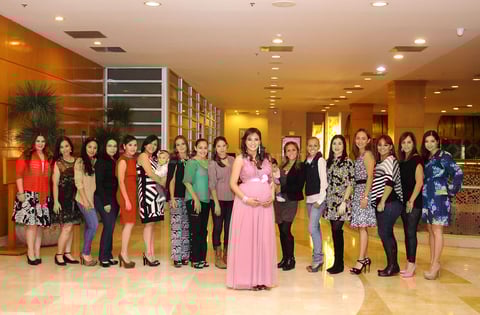 Con sus amigas
