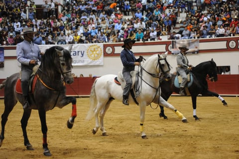 El porte inigualable de los caballos de raza azteca pertenecientes a la cuadra Domecq, pudo ser apreciado por los laguneros.