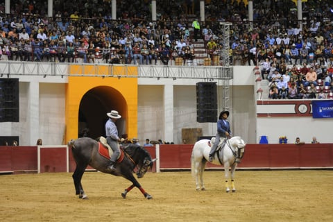 Laguneros acudieron al llamado en el Coliseo Centenario para admirar a los caballos.