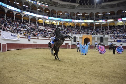 Se demostró la nobleza de estos animales en el ruedo del Coliseo Centenario.
