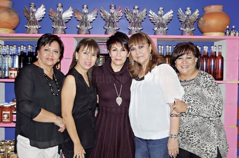 29112015 FESTEJAN.  Rocío Rodríguez con sus hermanas Paty, Katy, Rebeca y Nena.