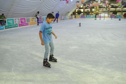 Se contará con el apoyo de 15 monitores (jóvenes), quienes asesorarán a las personas que no cuentan con la destreza suficiente para patinar sobre hielo.