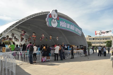 La pista forma parte de los atractivos que se ofrecen con motivo de las fiestas decembrinas.