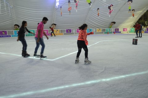 Laguneros disfrutan de la pista de hielo ubicada en la Plaza Mayor de Torreón.