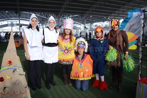 03122015 Las maestras de kínder participaron con mucho entusiasmo.