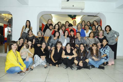 04122015 ONOMáSTICO.  Rocío Rodríguez festejando su cumpleaños en compañía de sus amigas.