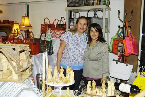 04122015 Angie González y Maha de Martínez.