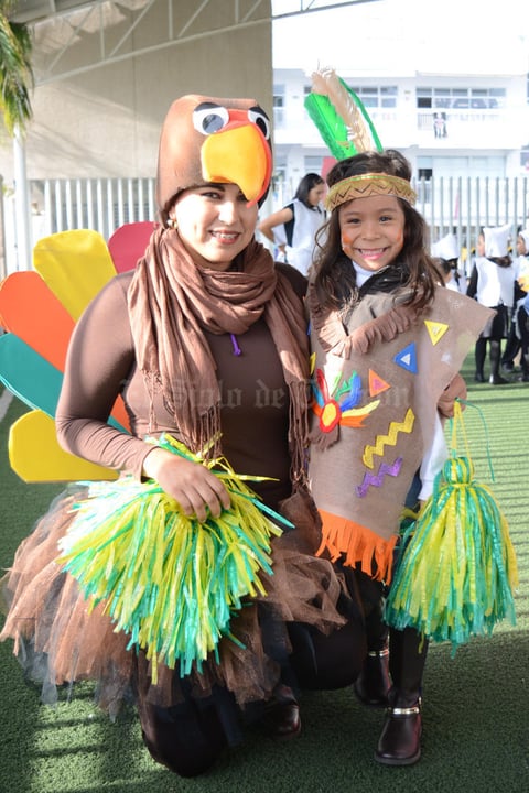 04122015 MUY SONRIENTES.  Claudia y Natalia.