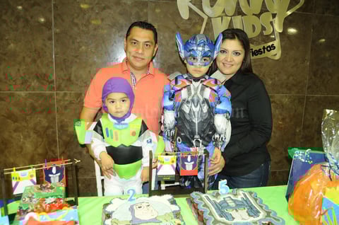 04122015 DOBLE CELEBRACIóN.  Luciano y Leonardo con sus papás Carla Rodríguez y Fernando Meraz.