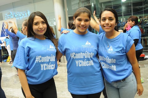 05122015 PARTICIPAN EN ZUMBATóN.  Lupita, Sofía y Anahí.