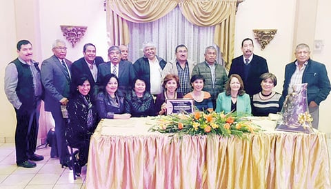 06122015 De izquierda a derecha: José Rocafuerte, Laura Xóchitl Gómez, Gloria Silveyra, Geynar Martínez, Lili de la Rosa, Lupita Rodríguez, Eva Gloria Montoya. De Pie: Felipe Urtiaga, Guadalupe Reyes, Roberto de los Santos, Erasmo Torres, Reyes Arellano, Salvador Reyes, Ignacio López, Andrés Barboza y Román Luna.