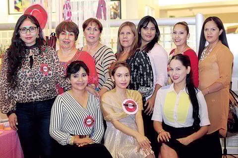 06122015 Amistades muy allegadas disfrutaron al máximo este grato festejo junto a la futura novia.
