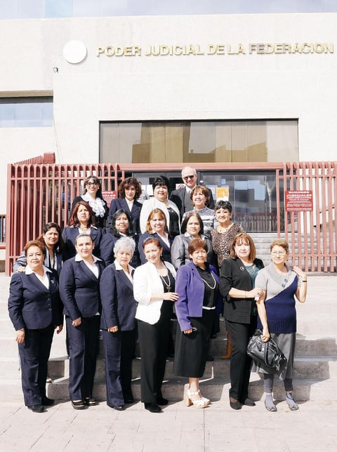06122015 LA FOTO DEL RECUERDO.  Personal fundador del Primer Tribunal Colegiado en Materias Civil y de Trabajo Octavo Circuito en su XXV aniversario.