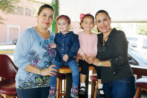 06122015 MUY CONTENTAS.  Pilar Morales, Isabella Escobedo, Carolina Miranda y Sara Dávila.