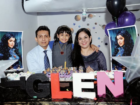 06122015 FELIZ CUMPLEAñOS.  La pequeña Helen Rangel Valenzuela con sus papás, Cuauhtémoc Rangel e Ivonne Valenzuela, en su fiesta por su cumpleaños número ocho.