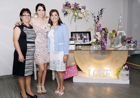 06122015 DESPEDIDA DE SOLTERA.  Nancy Rodríguez Portales con María de los Ángeles Portales y Martha Mercedes Parra García, organizadoras de su fiesta de despedida.