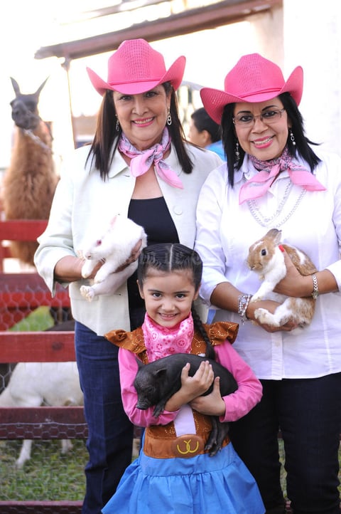 Acompañada de sus abuelitas, Paty y Rosy