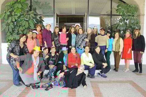 11122015 FESTEJO DE CUMPLEAñOS.  Cony Escamilla Mora acompañada de sus amigas del gimnasio.