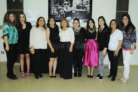 11122015 CON SUS AMIGAS.  Diana Luna Cisneros lució muy contenta el día de su despedida de soltera.