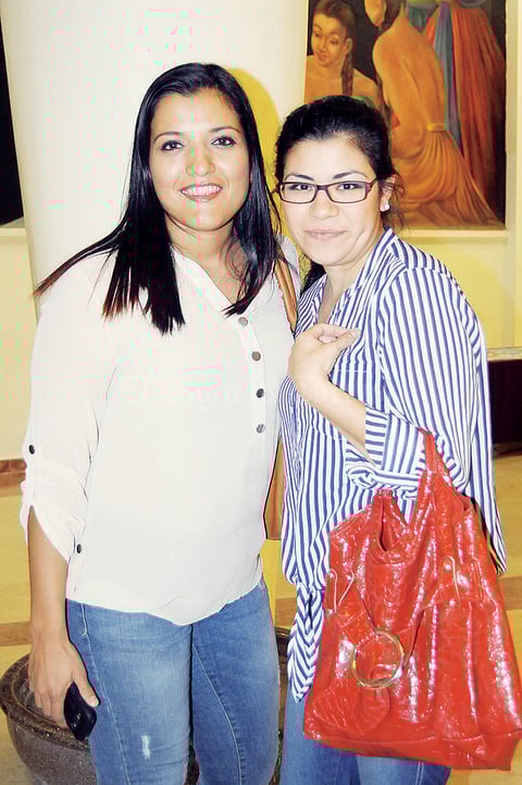 11122015 EN EL TEATRO.  Magda Orona y Sayra Contreras.