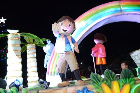 Un total de 120 botargas y 150 bailarines representando a los personajes de películas y caricaturas favoritas de los niños formaron parte del desfile.