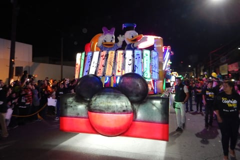 En el desfile participaron 19 carros alegóricos.