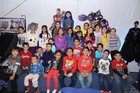 10122015 FESTEJA OCHO AñOS.  Helen Rangel Valenzuela junto a sus amigos.
