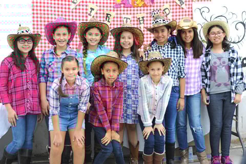 10122015 UN CUMPLE FELIZ.  Claudia Liliana Escalante Rojas junto a sus amigas en la fiesta que le organizó su mamá, Claudia Elena Rojas Soto, por su cumpleaños número diez.