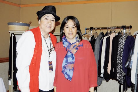 10122015 EN BAZAR NAVIDEÑO.  Marisa y Marisa.