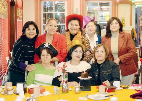 14122015 AMENO FESTEJO.  Cecilia de Espinoza celebró su cumpleaños acompañada de sus amigas.