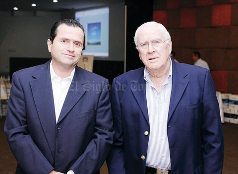 15122015 EN UNA CATA DE VINOS.  Gerardo Dueñes y Constantino Jiménez.