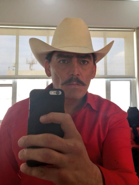 A través de su cuenta de Instagram, José Manuel Figueroa compartió los detalles de la caracterización en su padre.