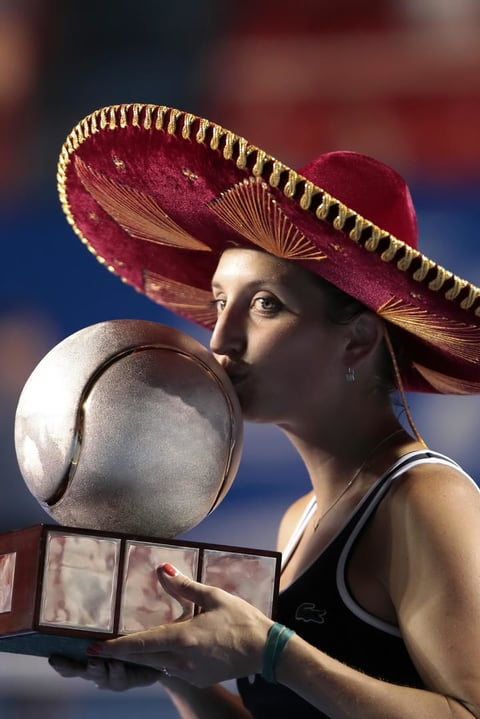 1 de marzo | Tenis. La suiza Timea Bacsinszky dejó desarmada completamente a la francesa Caroline García para conseguir su segundo título en carrera como profesional en el Abierto Mexicano de Tenis.