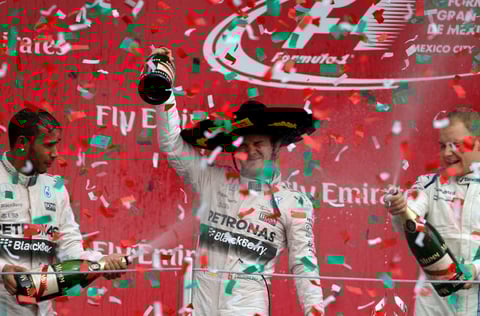 1 de noviembre | Automovilismo. Nico Rosberg (Mercedes) aguantó los embates de su coequipero Lewis Hamilton para llevarse el Gran Premio de México, celebrado en el Autódromo Hermanos Rodríguez.